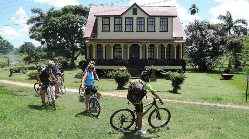 Fietsen in Suriname Commewijne